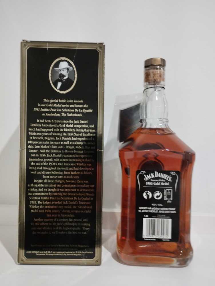 Gold Medal 1981  (1000 mL) alcohol collectible - Main Image 2