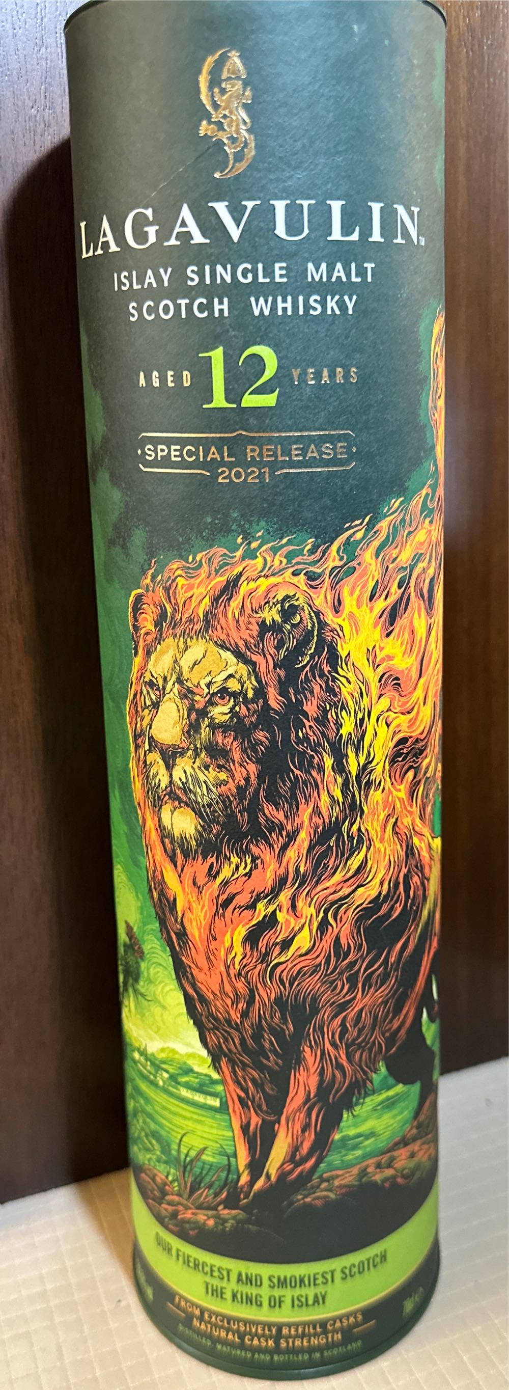 Lagavulin 12 Lion’s Fire 2021 SR - Lagavulin Distillery (700 mL) alcohol collectible [Barcode 5000281067001] - Main Image 4