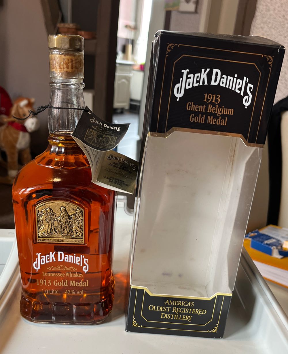 Gold Medal 1913 EU - Jack Daniel’s (1 L) alcohol collectible [Barcode 5099873079867] - Main Image 2