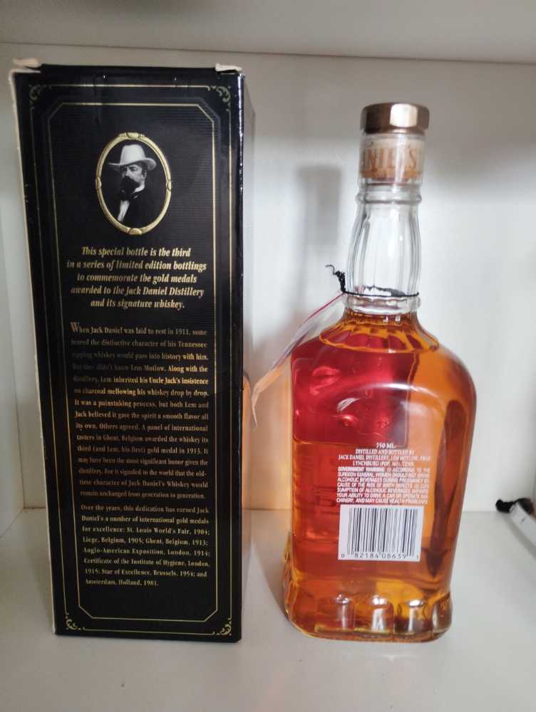Gold Medal 1913  (750 mL) alcohol collectible - Main Image 2