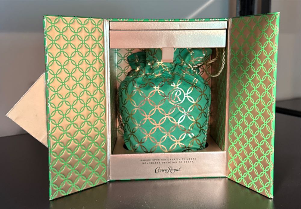 Crown Royal Golden Apple 23 Year Whisky - Crown Royal Company (750 mL) alcohol collectible [Barcode 082000801917] - Main Image 2