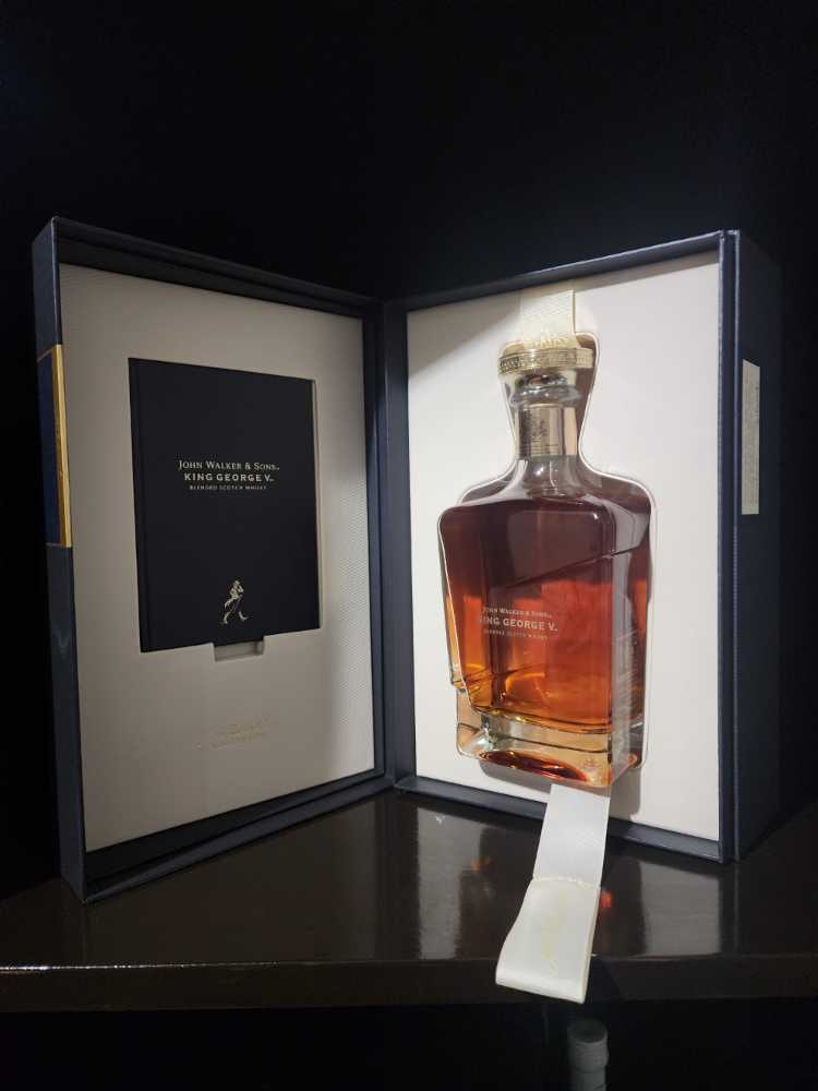 King George V - Johnny Walker & Sons (750 mL) alcohol collectible [Barcode 5000267108759] - Main Image 3