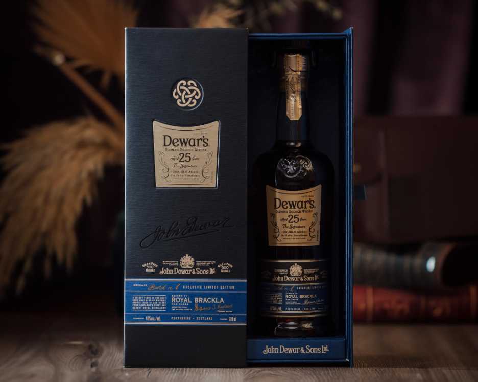Dewar’s 25 Years Old Signature Whisky 40% Year Dewars 700ml Blended The Signature  - John Dewar & Sons Ltd., Perthshire, Scotland (700 mL) alcohol collectible [Barcode 7640171030487] - Main Image 2