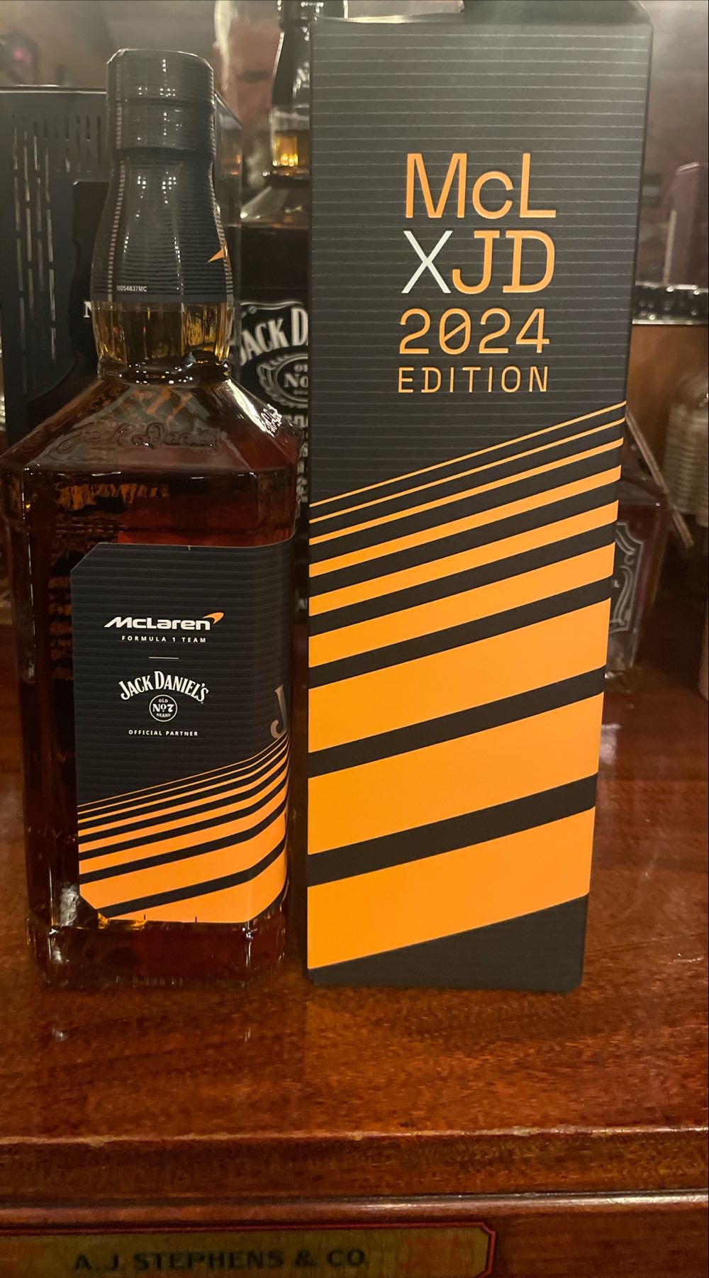 Jack Daniel’s X Mclaren Edition Daniels - Jack Daniel‘s Distillery (1 L) alcohol collectible [Barcode 082184007037] - Main Image 4