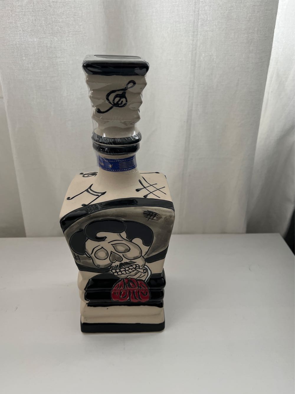 Dinastia Real Extra Anejo Ceramic Tequila  alcohol collectible [Barcode 7502211473725] - Main Image 3