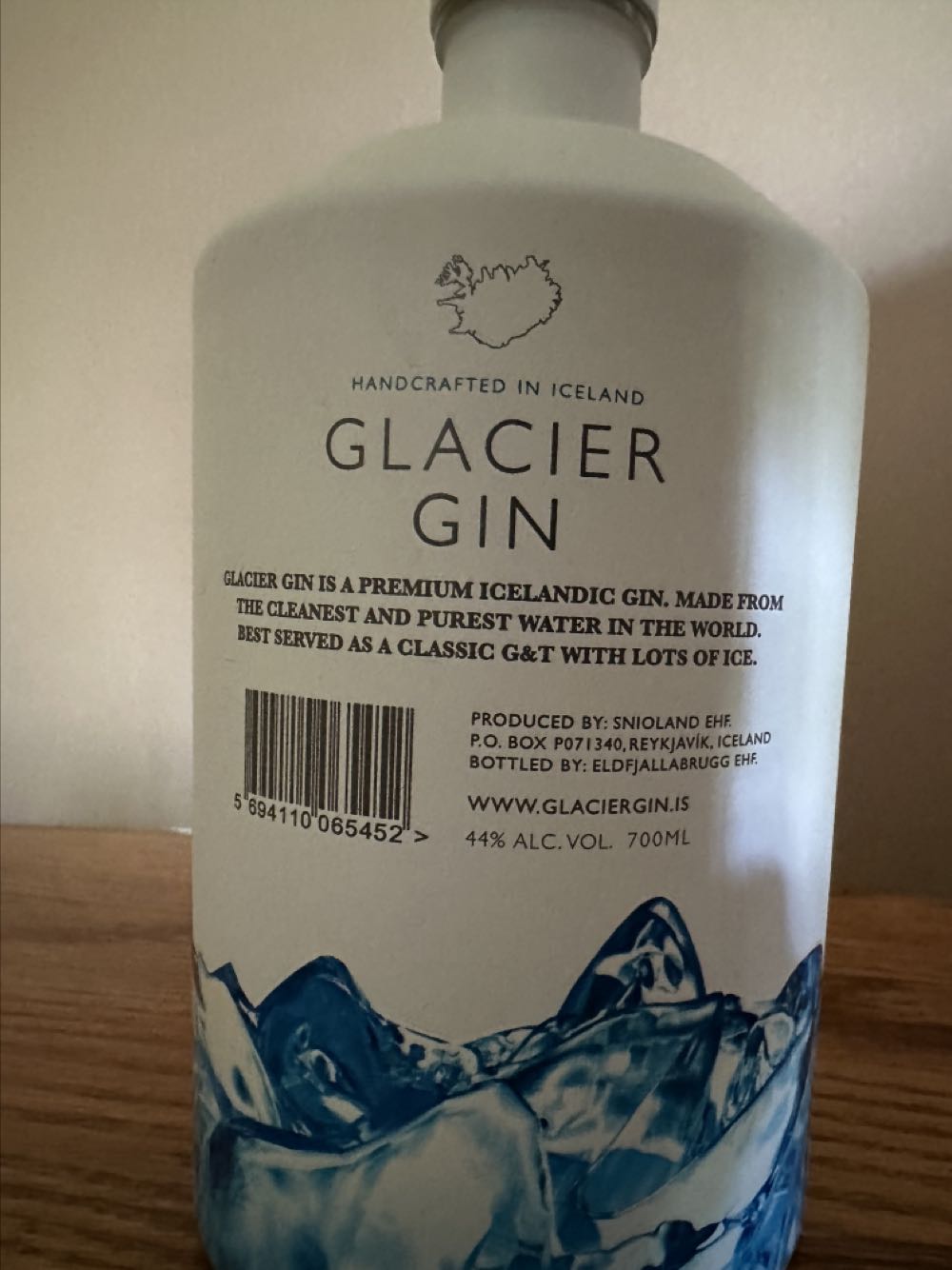 Glacier Gin Kaufen Premium - Snioland Ehf. (700 mL) alcohol collectible [Barcode 5694110065452] - Main Image 2