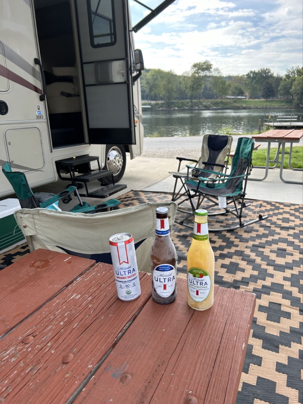 White River Brewing River Wheat - White River Brewing, Springfield alcohol collectible - Main Image 3