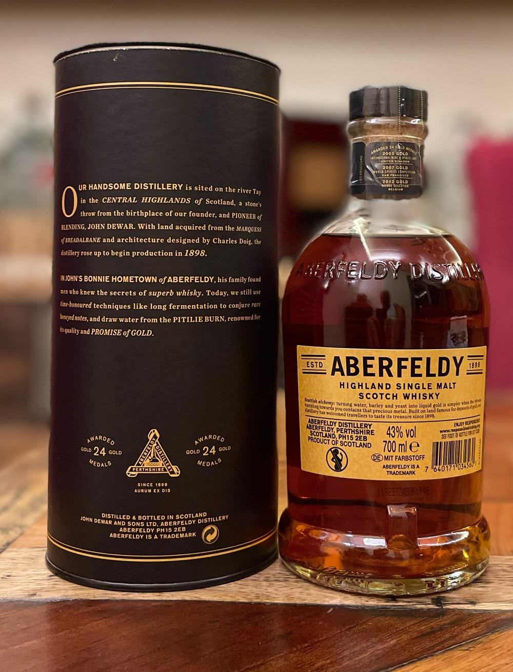 ABERFELDY 19y Dubai Exclusive Traveller Highland Single Malt Scotch Whisky - John Dewar & Sons Distillery (700 mL) alcohol collectible [Barcode 7640171034560] - Main Image 2