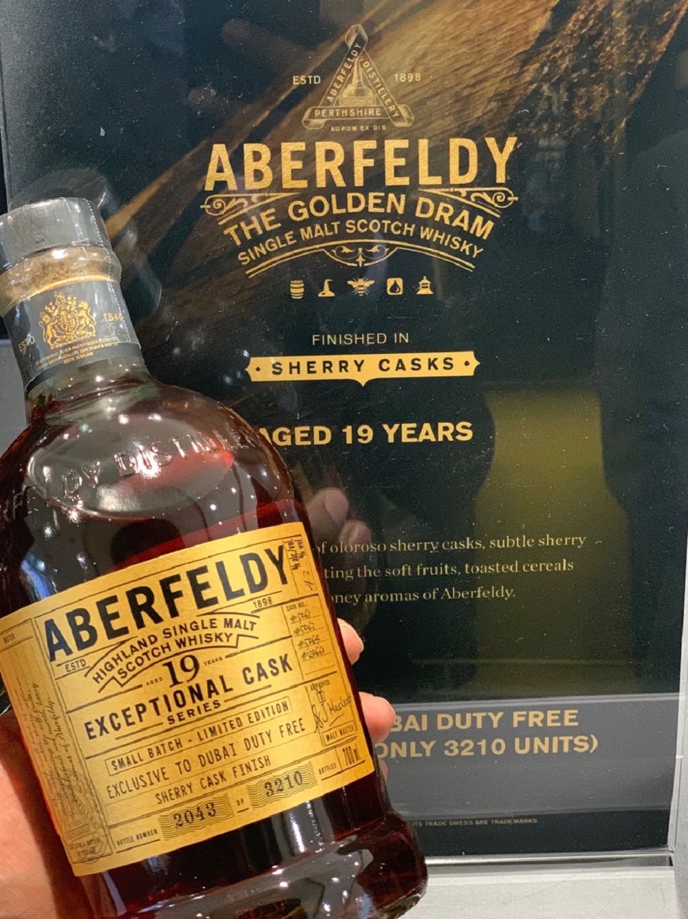ABERFELDY 19y Dubai Exclusive Traveller Highland Single Malt Scotch Whisky - John Dewar & Sons Distillery (700 mL) alcohol collectible [Barcode 7640171034560] - Main Image 4