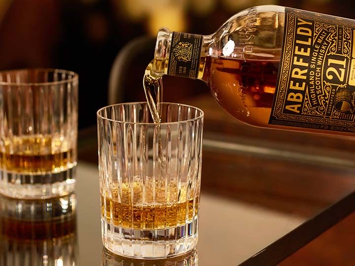 ABERFELDY 21y Madeira Casks Traveller Exclusive Highland Single Malt Scotch Whisky - John Dewar & Sons Distillery (700 mL) alcohol collectible [Barcode 7640171031439] - Main Image 4