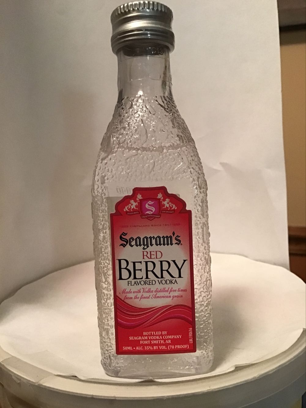 Seagram’s Red Berry Twisted Gin & Red Berry Vodka & Peach Tea & Peach Twisted Gin - Joseph Seagram’s & Son (50 mL) alcohol collectible - Main Image 2