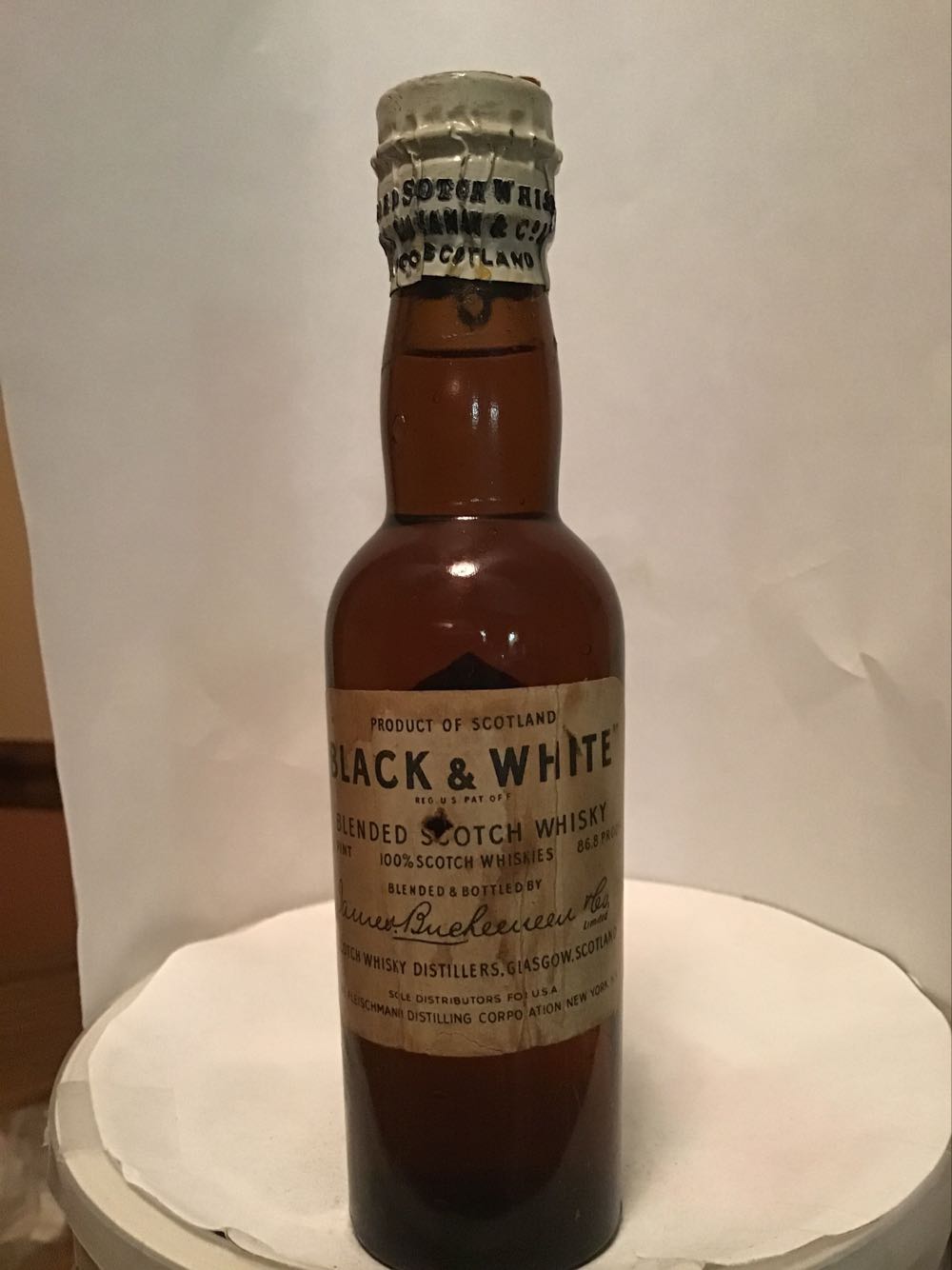 Black & White - Buchanan’s (1.10 FL OZ) alcohol collectible - Main Image 2