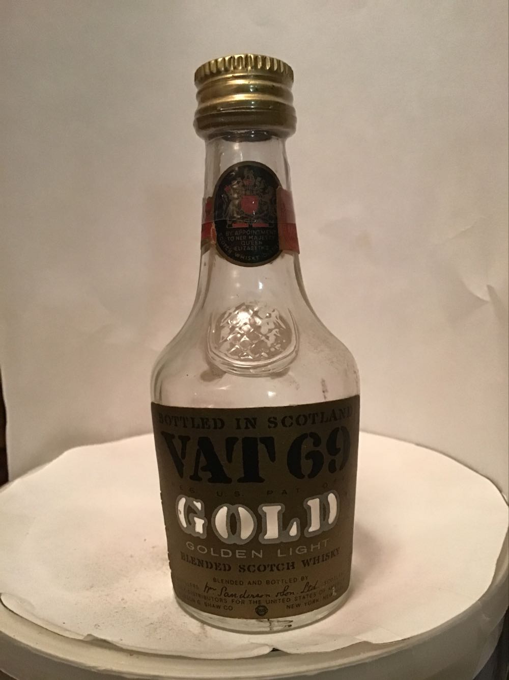 Vat 69 Gold & Black - Munson Shaw Co. (1.10 FL OZ) alcohol collectible - Main Image 2