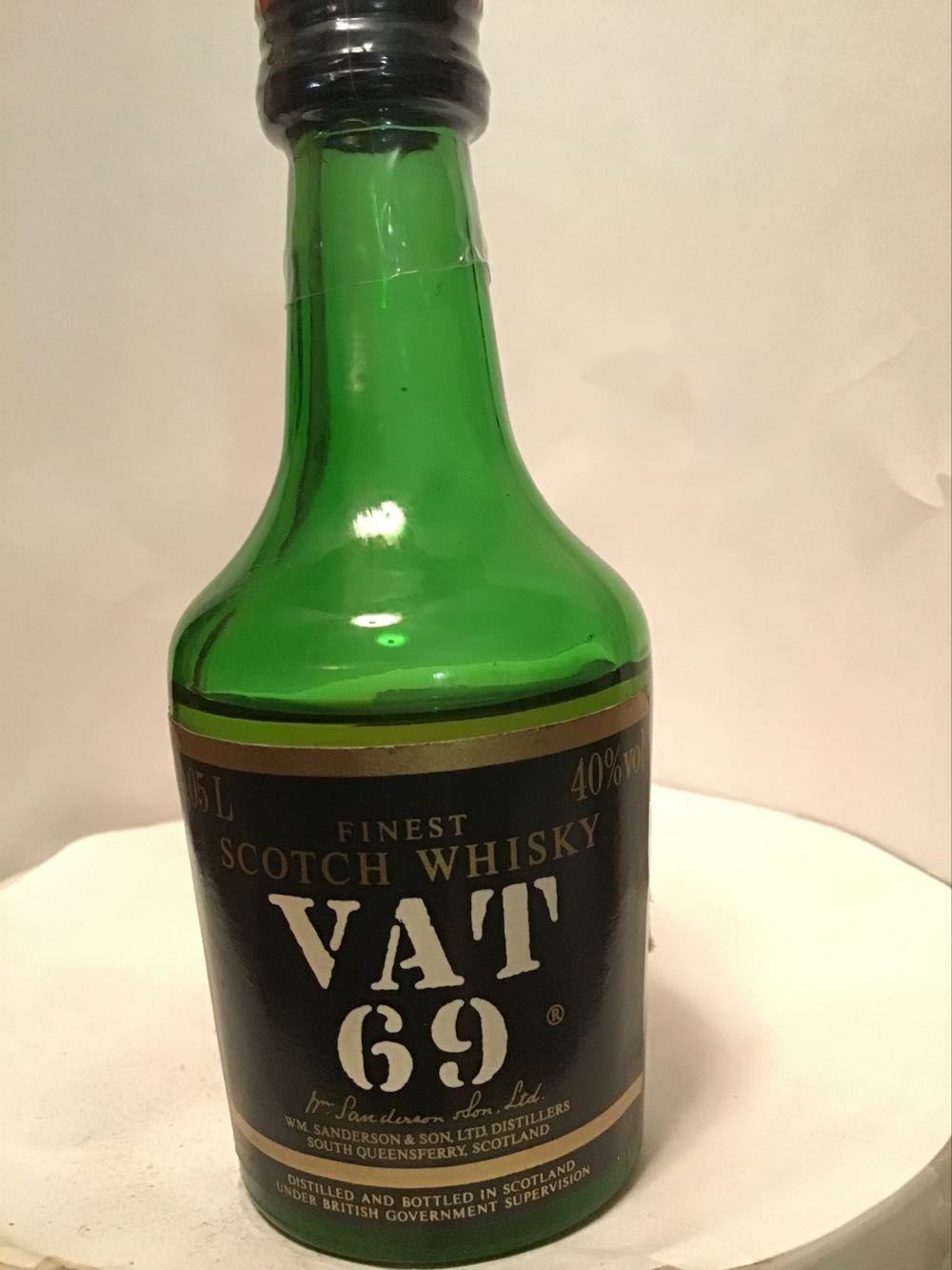 Vat 69 Gold & Black - Munson Shaw Co. (1.10 FL OZ) alcohol collectible - Main Image 3