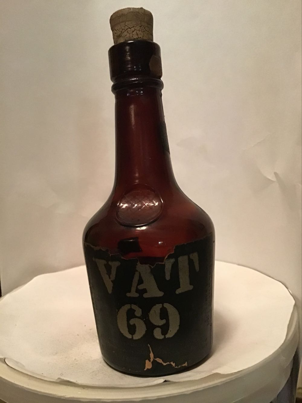 Vat 69 Gold & Black - Munson Shaw Co. (1.10 FL OZ) alcohol collectible - Main Image 4