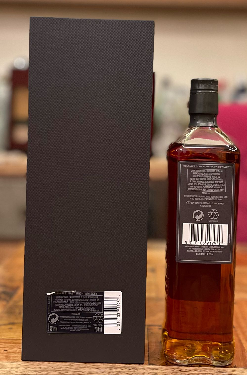 BUSHMILLS 21y Triple Distilled Single Malt Irish Whiskey - The ’Old Bushmills’ Distillery (700 mL) alcohol collectible [Barcode 5010103917940] - Main Image 2