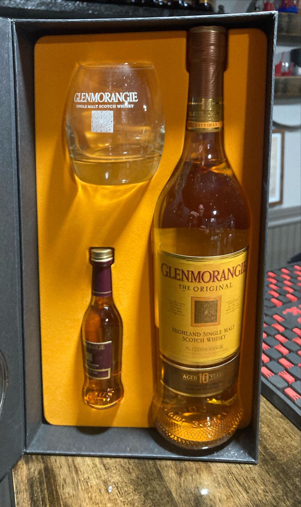 Glenmorangie The Original 10 Gift  (750 mL) alcohol collectible [Barcode 081753828936] - Main Image 2