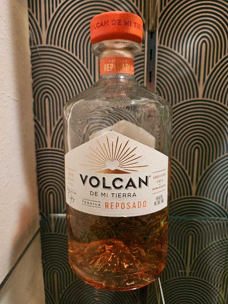 Volcan De Mi Tierra Reposado - NOM 1523 (750 mL) alcohol collectible [Barcode 081753833589] - Main Image 3