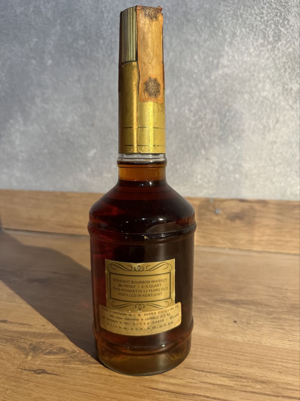 I.W. Harper 12yo - I.W. Harper Distilling Company, Louisville, KY alcohol collectible - Main Image 2