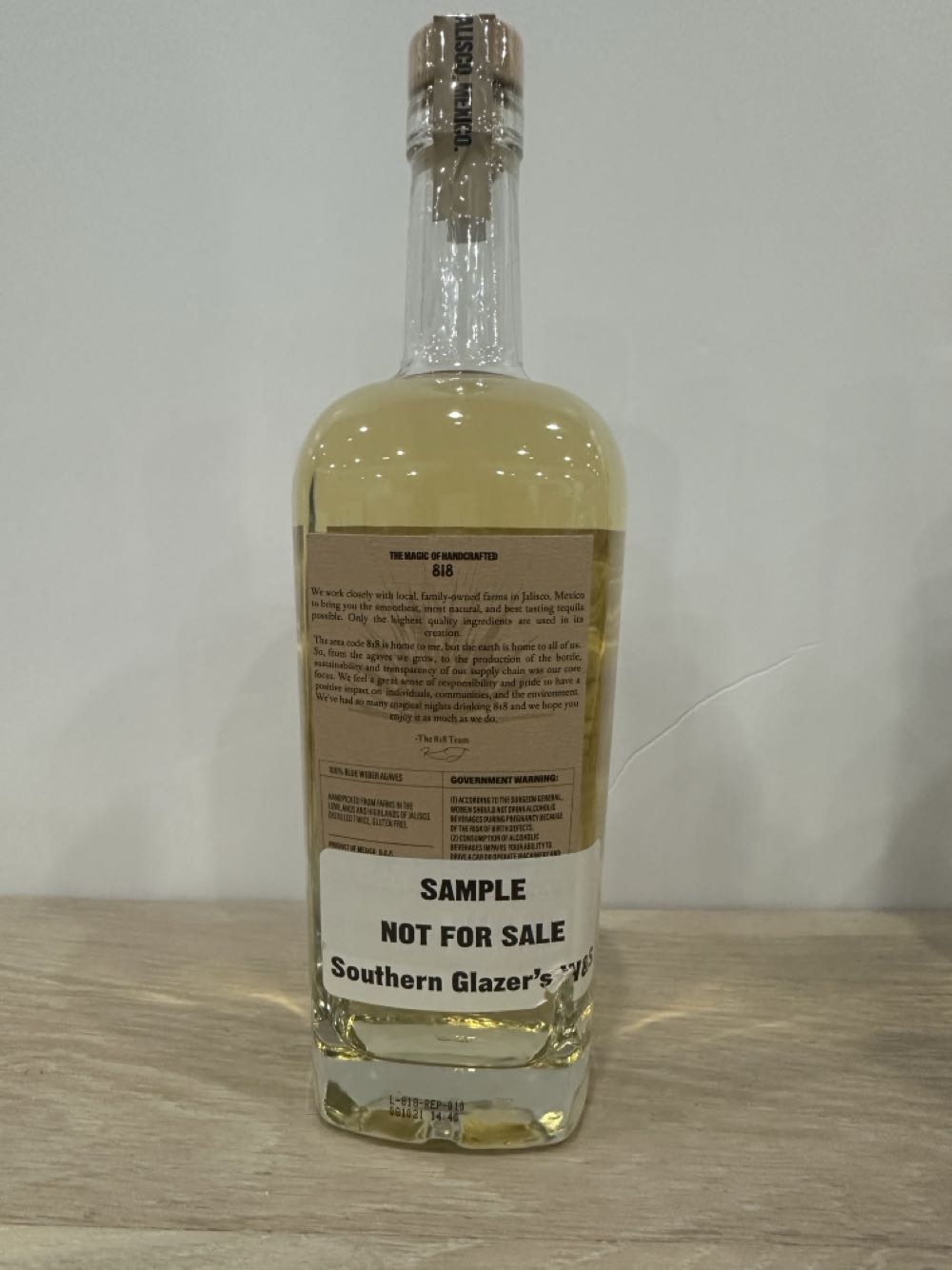 818 Tequila Reposado - Grupo Solva (750 mL) alcohol collectible [Barcode 195893031092] - Main Image 2