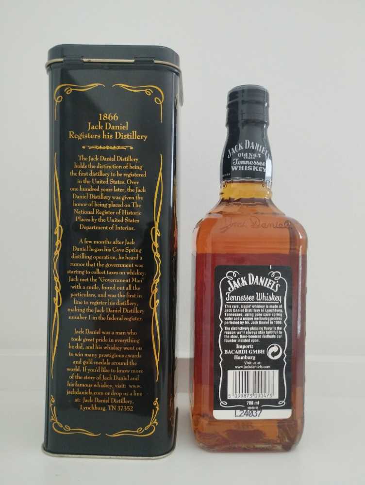 Jahresdose 2002  (700 mL) alcohol collectible - Main Image 2