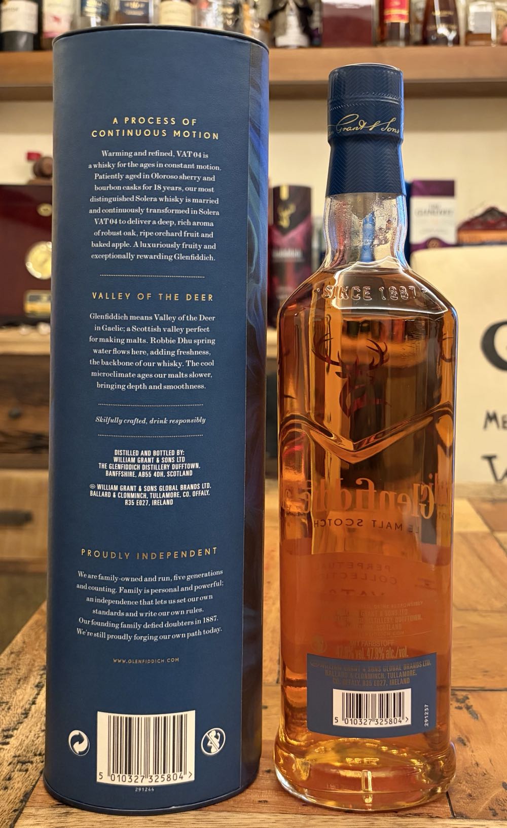 GLENFIDDICH VAT 04 18y Single Malt Scotch Whisky - The Glenfiddich Distillery (700 mL) alcohol collectible [Barcode 5010327325804] - Main Image 2