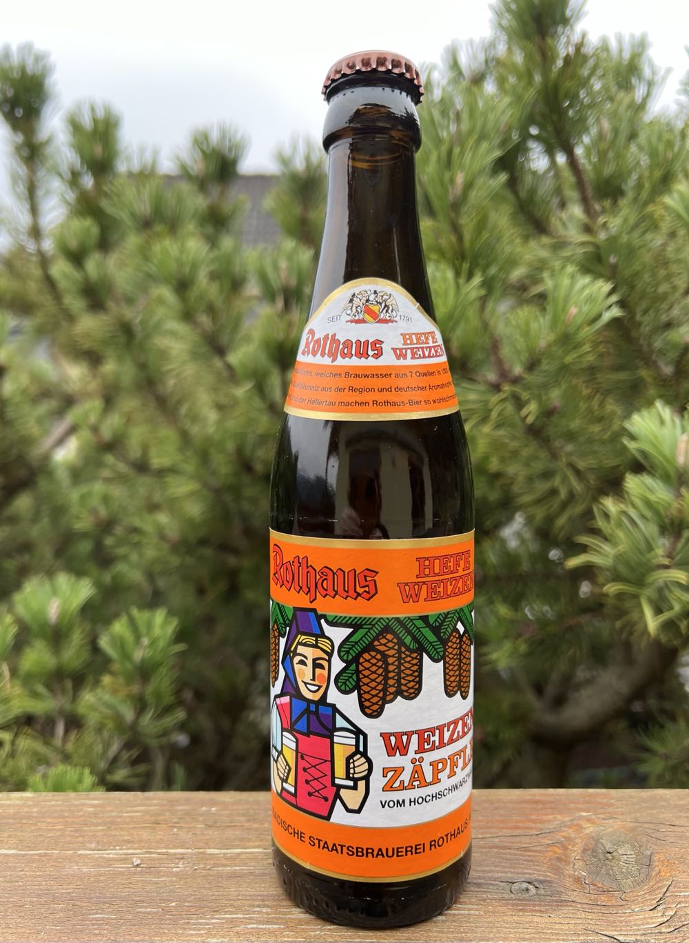 Rothaus - Weizenzäpfle vom Hochschwarzwald - Badische Staatsbrauerei Rothaus (330 mL) alcohol collectible [Barcode 41051856] - Main Image 2