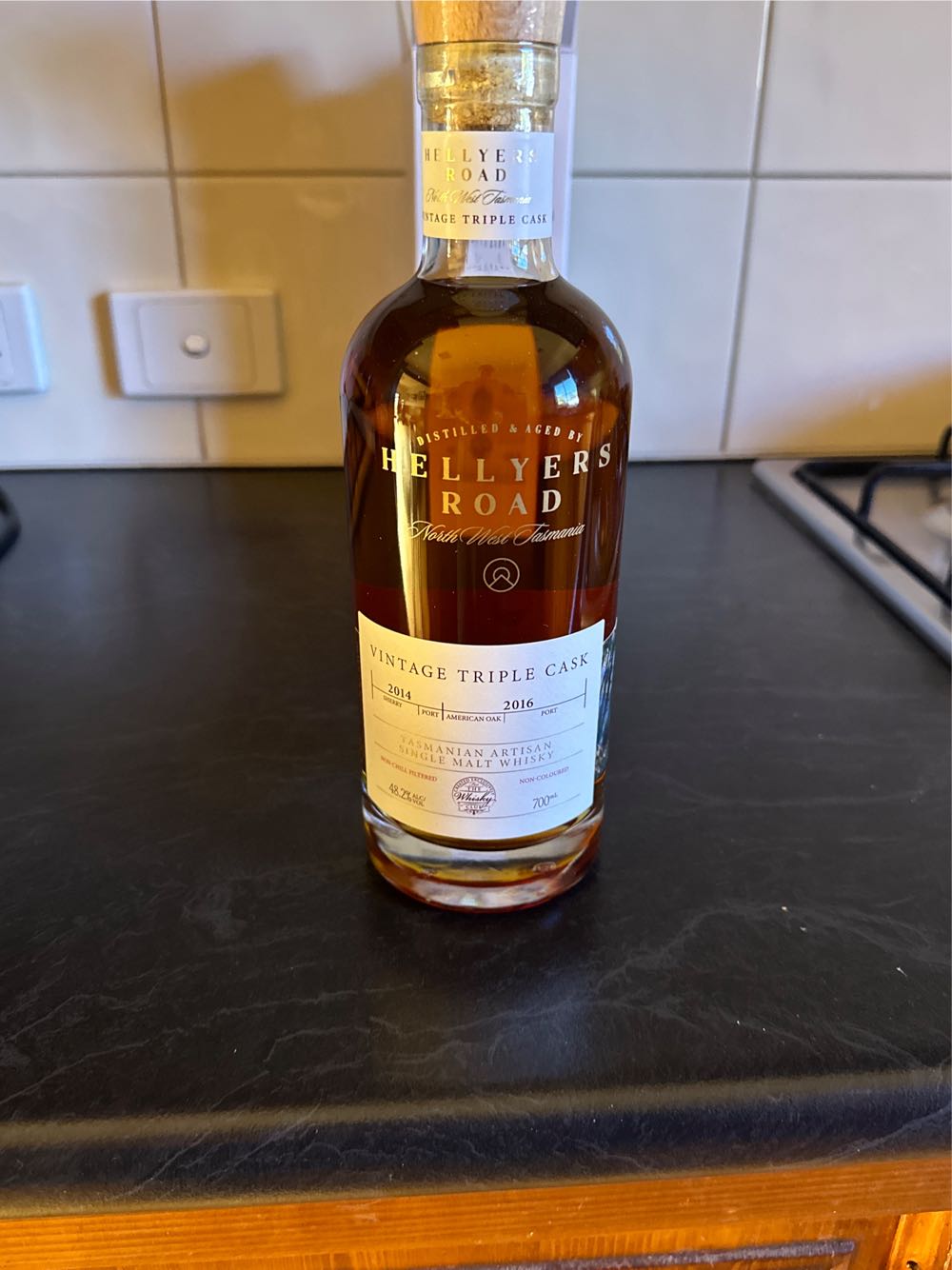 HELLYERS ROAD VINTAGE TRIPLE CASK - Hellyers Road Distillery (700 mL) alcohol collectible [Barcode 9337782005000] - Main Image 2