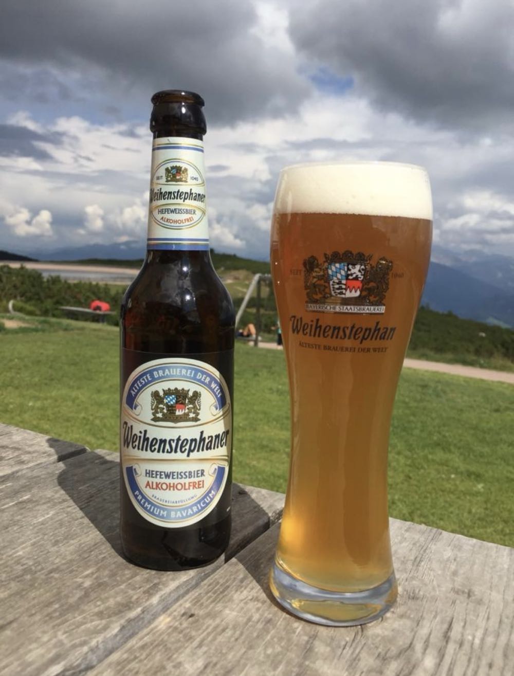 Weihenstephan Weissbier Alkoholfrei - Bayr. Staatsbrauerei Weihenstephan, Freising (500 mL) alcohol collectible - Main Image 2