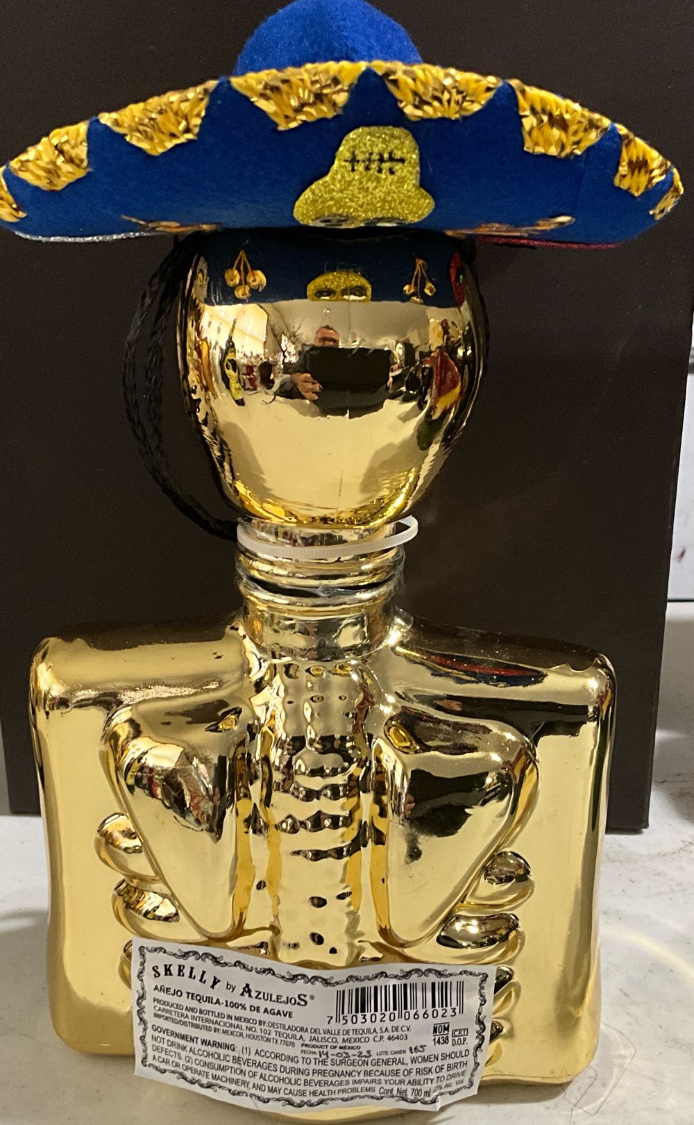 Skelly Anejo Tequila. Gold Skeleton With Blue Sombreo - Destiladora del Valle de Tequila (750 mL) alcohol collectible [Barcode 7503020066023] - Main Image 2