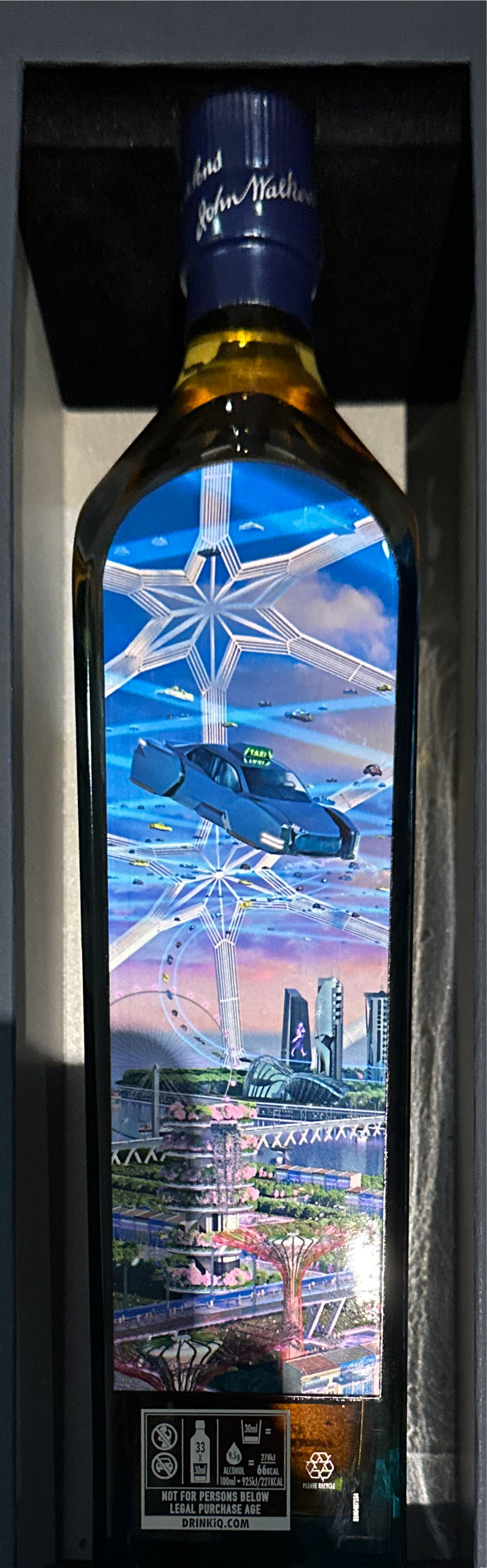 Johnnie Walker - Singapore 2220 - Johnnie Walker (1 L) alcohol collectible [Barcode 5000267188881] - Main Image 2