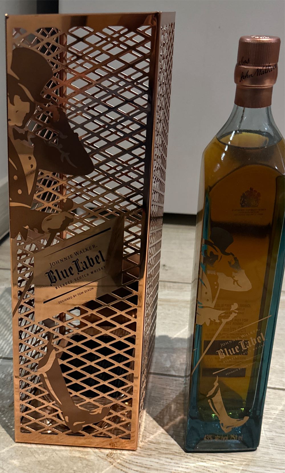 Johnny Walker Blue Label - Gold Cage Series  (1 L) alcohol collectible [Barcode 5000267168180] - Main Image 2