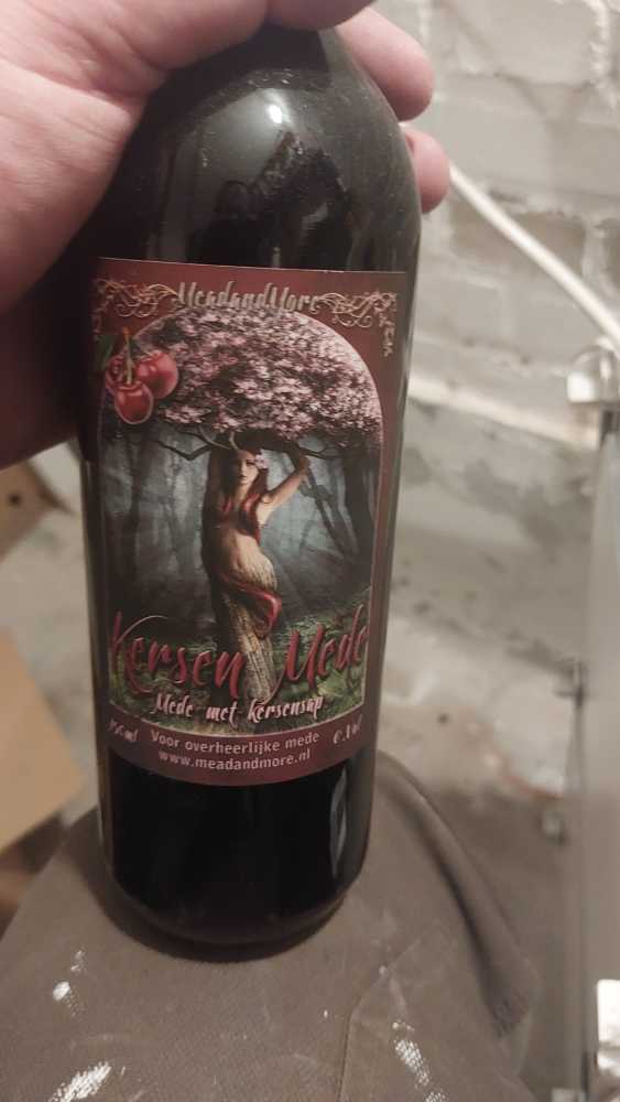 Candlelight 2 - halfwit met rode letters op voet