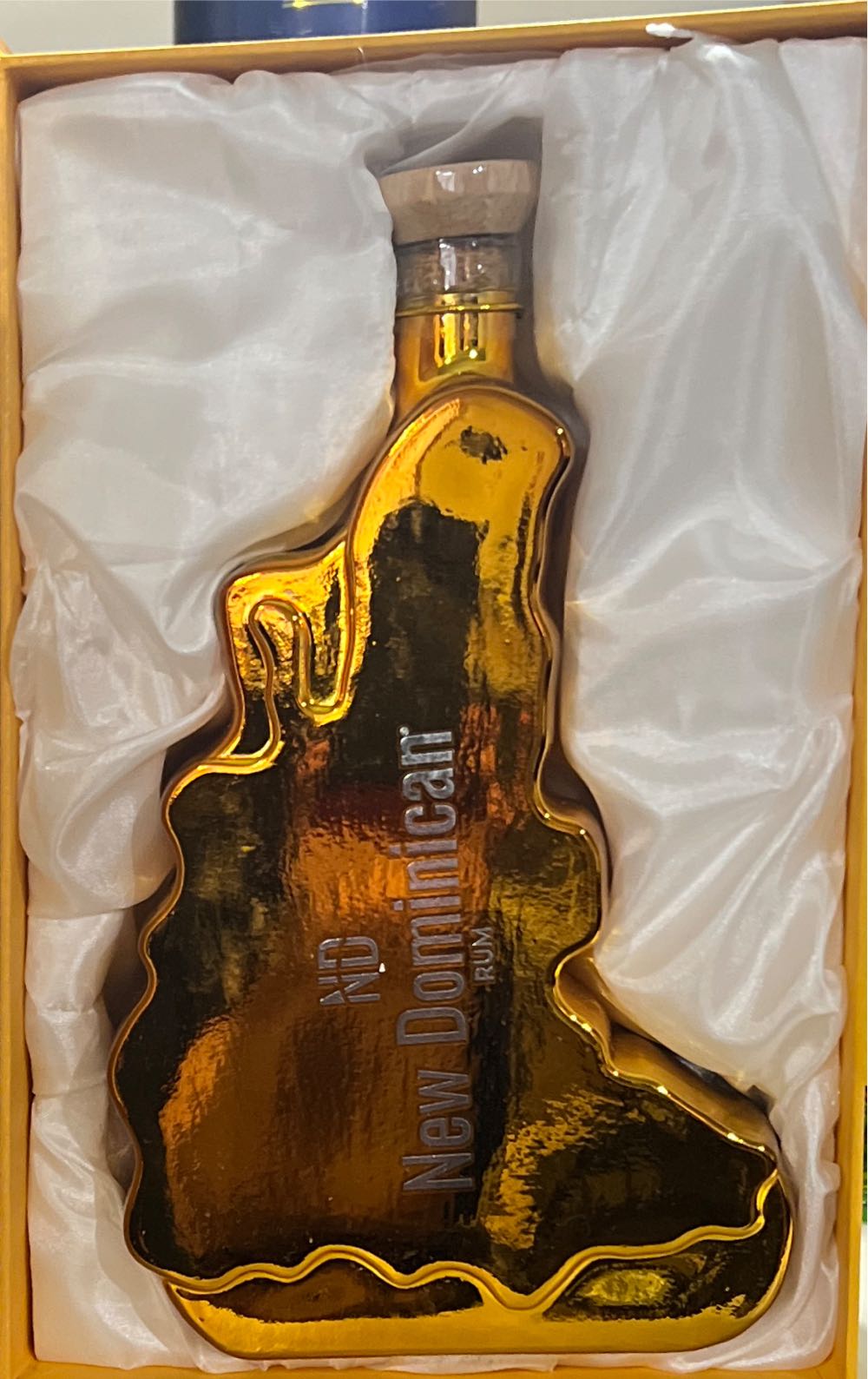 New Dominican Rum Gold Edition In Box - J&J Spirits (1 L) alcohol collectible [Barcode 7461592130729] - Main Image 2