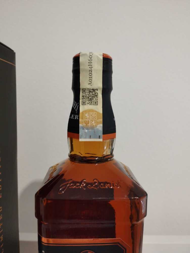 Master Distiller #3  (700 mL) alcohol collectible - Main Image 3