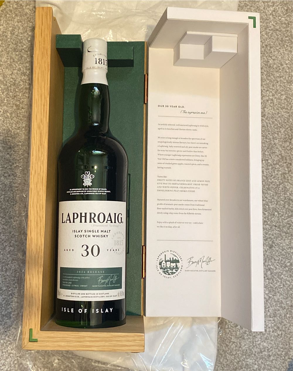 Laphroaig 30 Year Old - Laphoaig Distillery (700 mL) alcohol collectible [Barcode 5010019001030] - Main Image 2