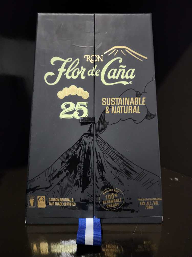 Flor De Cana 25 Year Old - Compania Licorera de Nicaragua (700 mL) alcohol collectible [Barcode 7431008108529] - Main Image 2
