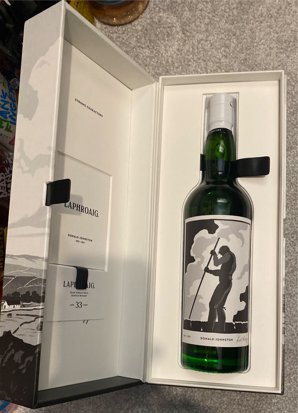 Laphroaig 33 Year Old - Laphoaig Distillery (700 mL) alcohol collectible [Barcode 5010019001016] - Main Image 2