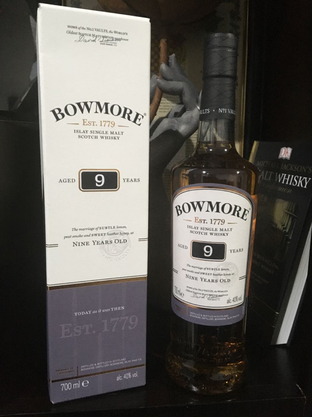 Bowmore 9 Years Old Islay Single Malt 40% Year 700ml 9年 40度 And 70 Ans - Bowmore Distilery (700 mL) alcohol collectible [Barcode 5010496006191] - Main Image 2