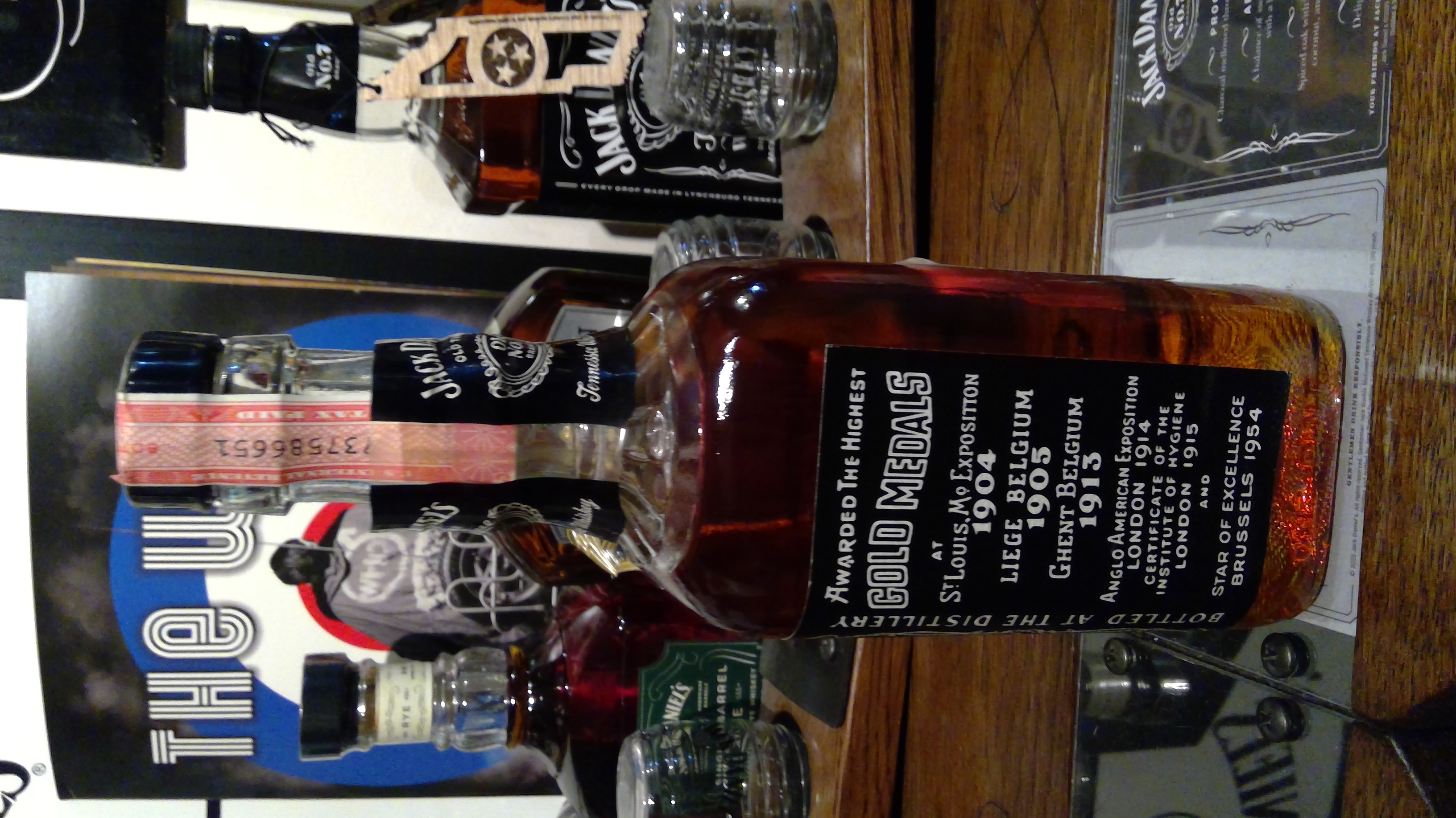 Black Label One Pint 1977  (One Pint 16 oz FL OZ) alcohol collectible - Main Image 2