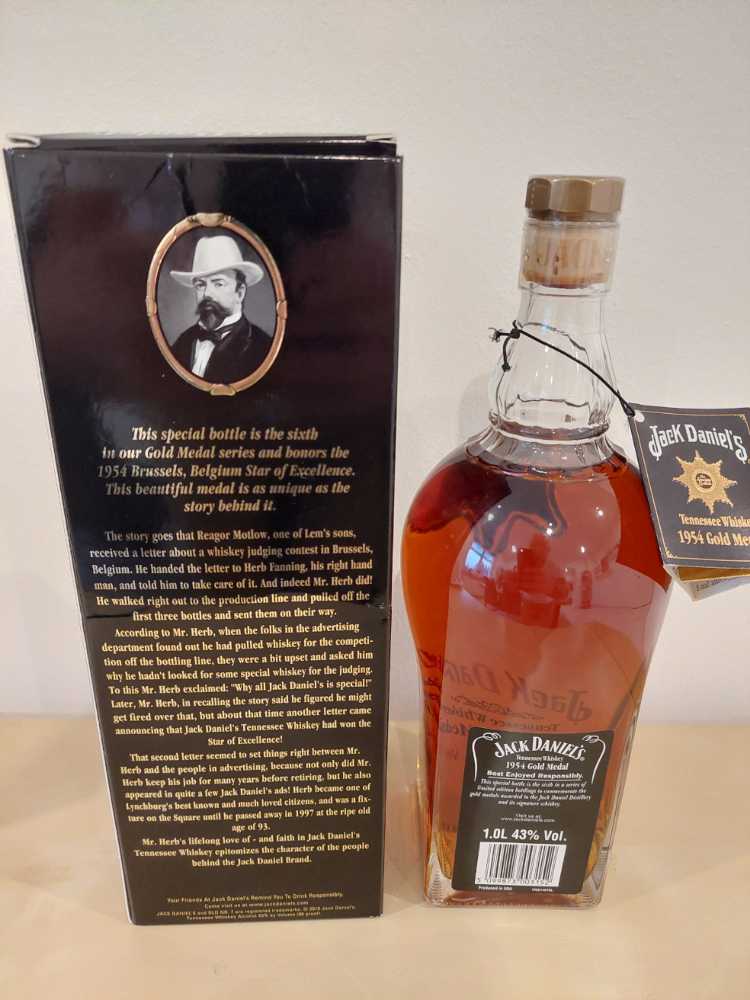 Gold Medal 1954  (1000 mL) alcohol collectible - Main Image 3