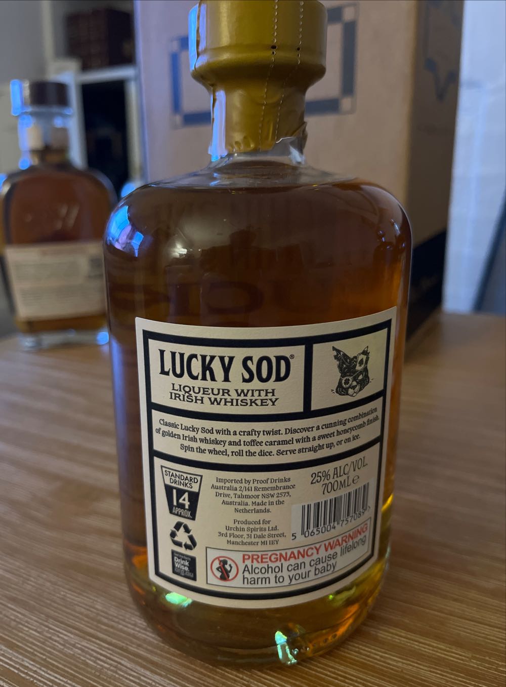 Lucky Sod honey comb Liquer  (700 mL) alcohol collectible [Barcode 5065004757089] - Main Image 2