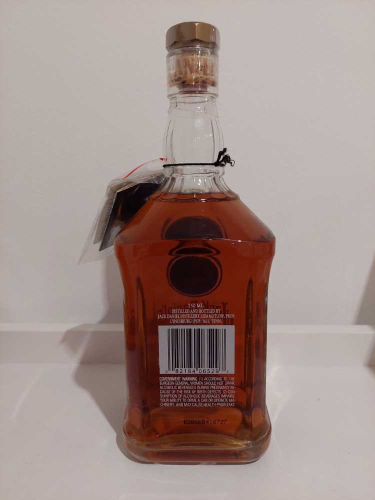 Gold Medal 1981  (750 mL) alcohol collectible - Main Image 2