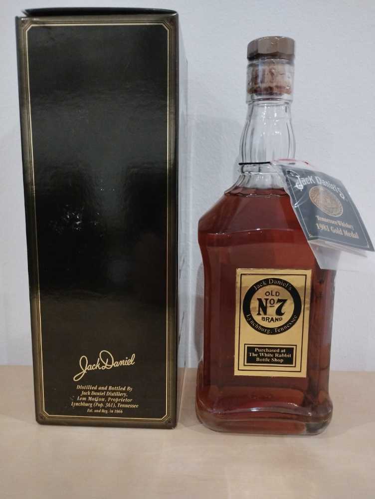 Gold Medal 1981  (750 mL) alcohol collectible - Main Image 3