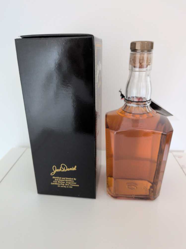 Gold Medal 1915  (750 mL) alcohol collectible - Main Image 4