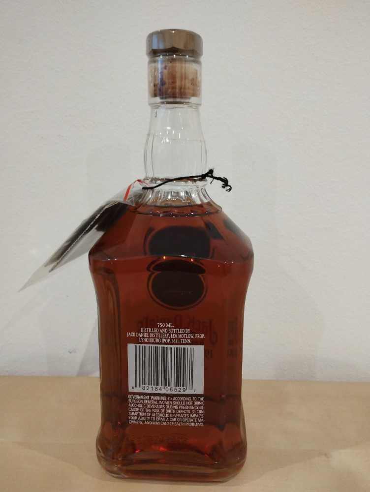 Gold Medal 1981  (750 mL) alcohol collectible - Main Image 2