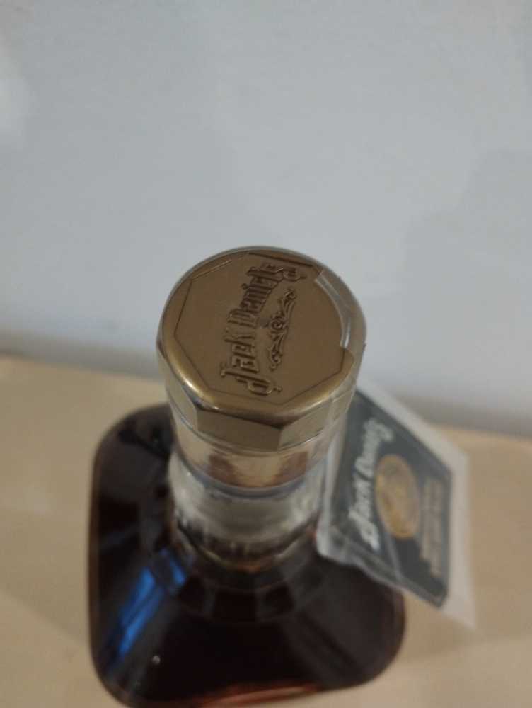 Gold Medal 1981  (750 mL) alcohol collectible - Main Image 3