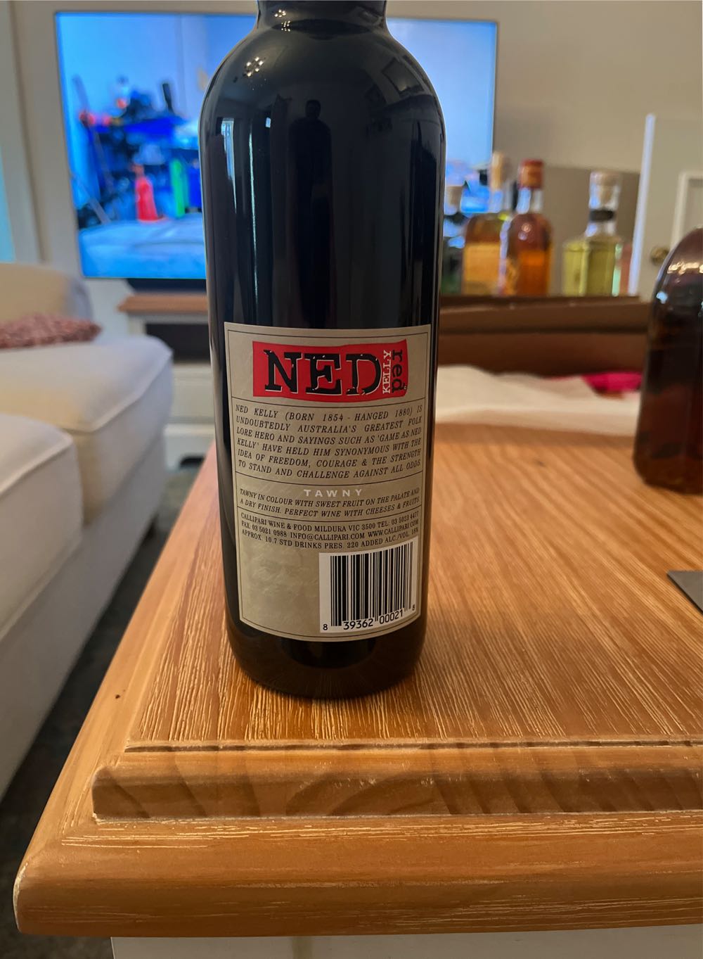 Ned kelly red tawny  (750 mL) alcohol collectible [Barcode 839362000218] - Main Image 2