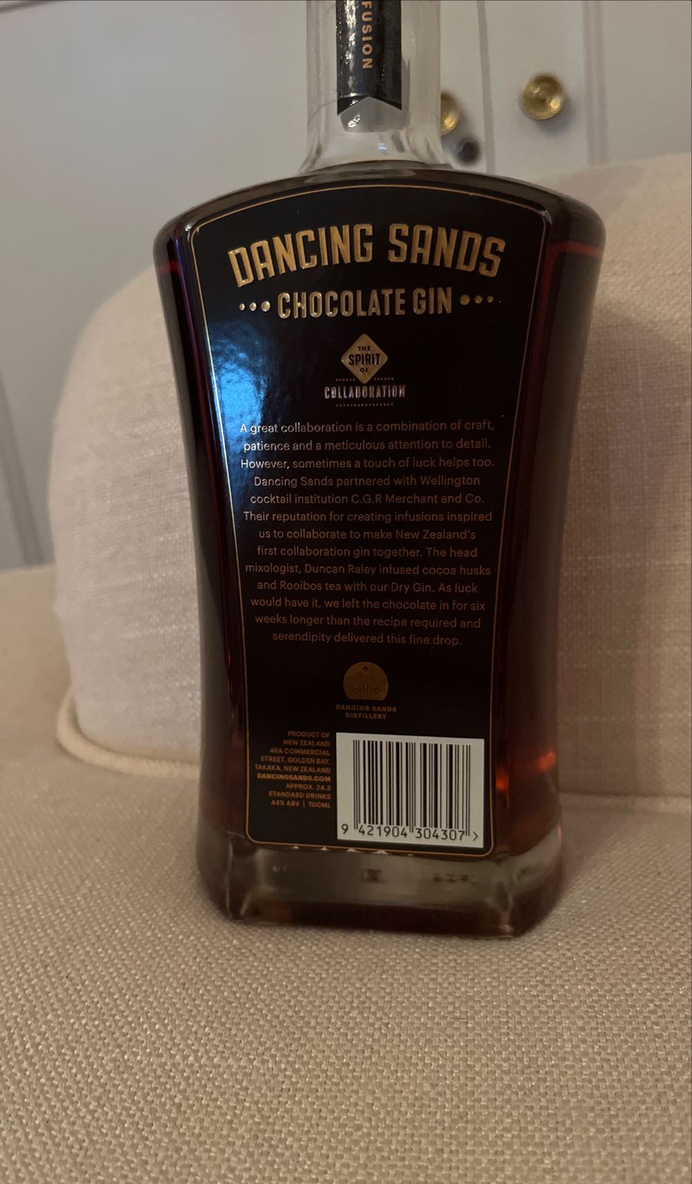 Dancing Sands Chocolate Gin  (700 mL) alcohol collectible [Barcode 9421904304307] - Main Image 2