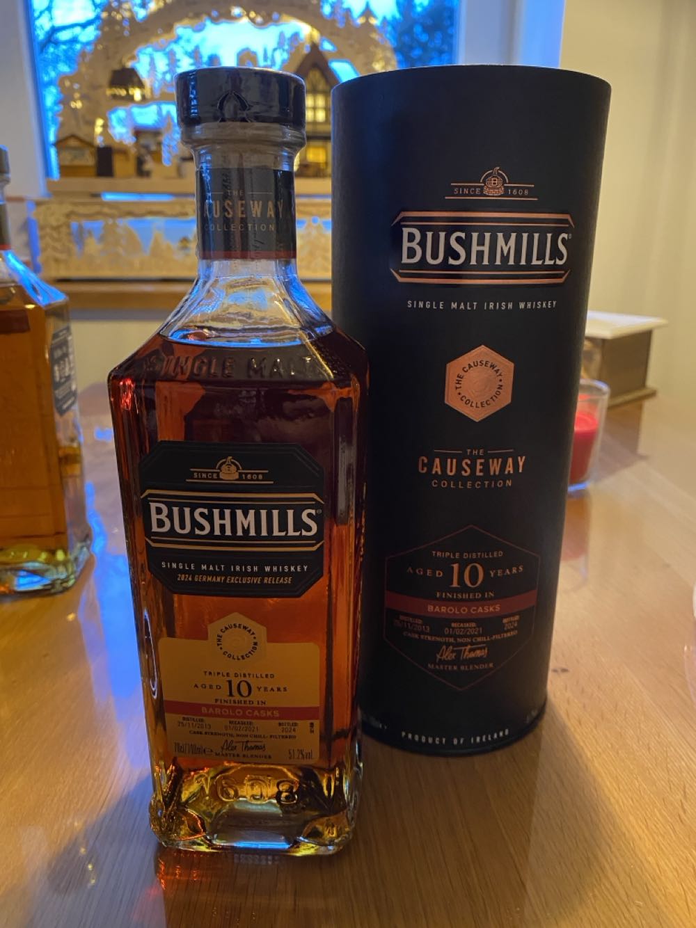 Barolo Cask 10 Years Old Single Malt Irish Whiskey Bushmills Causeway Collection - The ’Old Bushmills’ Distillery (700 mL) alcohol collectible [Barcode 5055966830883] - Main Image 2